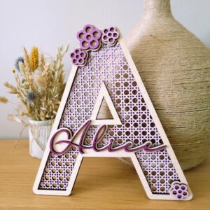 Lettre et prénom – Cannage, fleurs